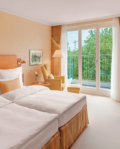 ein Schlafzimmer mit einem Balkon und einem Balkon